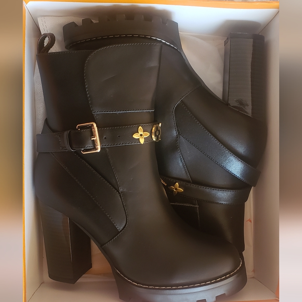 Black heeled boots